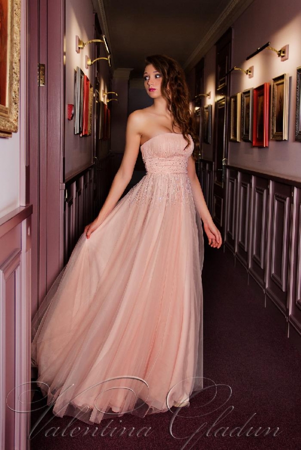 длинное летящее платье персикового цвета Cherie Валентина Гладун